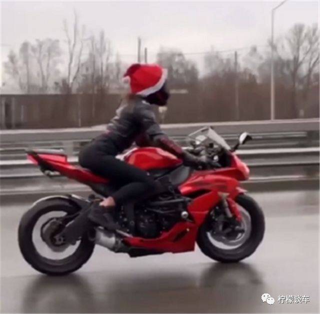 三六朗 熔岩红川崎ZX-6R，3.4秒破百，车主是女骑，戴圣诞帽出门颇为拉风
