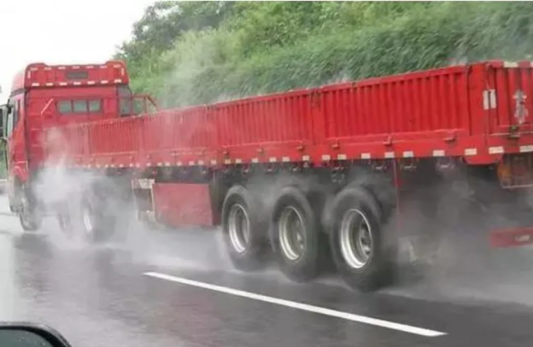 老司机指路 注意 大货车拐弯时一定要保持距离 有车以后