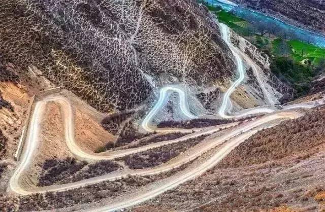 丙察察 丙察察公路，修在青藏高原的高山绝壁上，中国最为艰险的公路之一