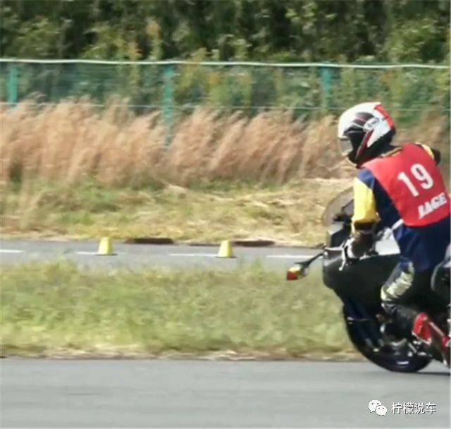 如何在日本获取大排摩托证 必考 极限绕桩 平均每人15次才过 有车以后