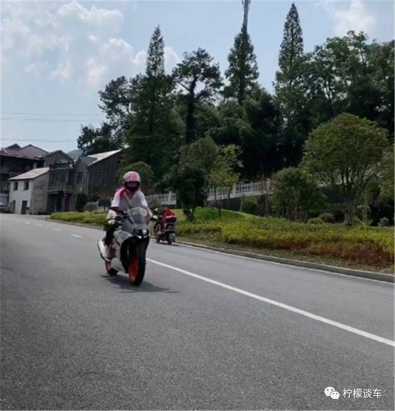 5万ktm摩托车现街头 5 1秒破百 排量376 车主是女骑 比车养眼 有车以后