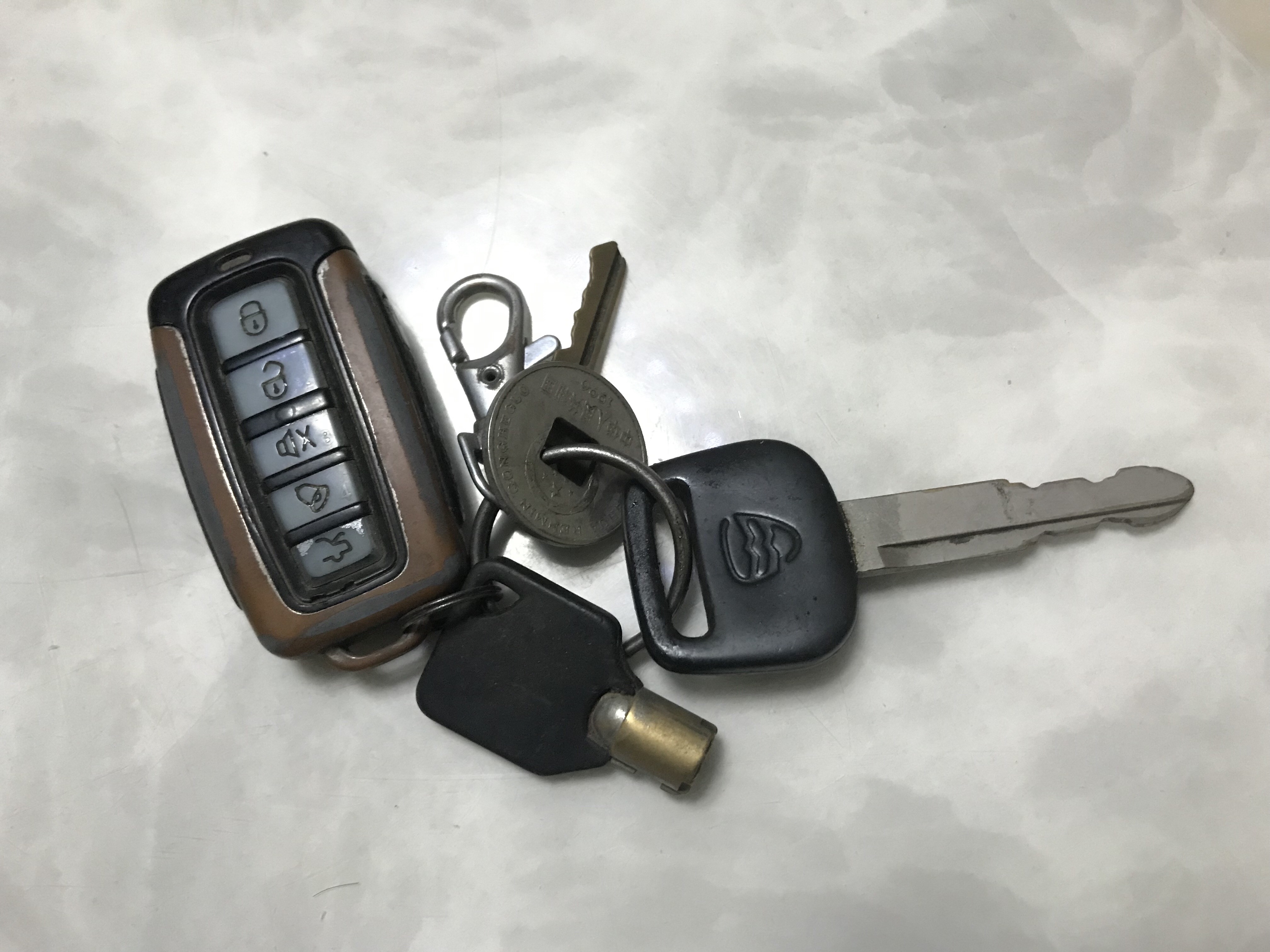 家里唯一保留的就是这把车钥匙了,遥控钥匙是后来加装的铁将军防盗锁