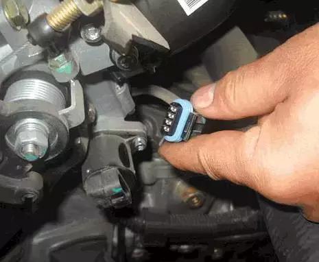 检查怠速控制阀工作是否正常.是否有积碳卡滞,阀体是否良好.