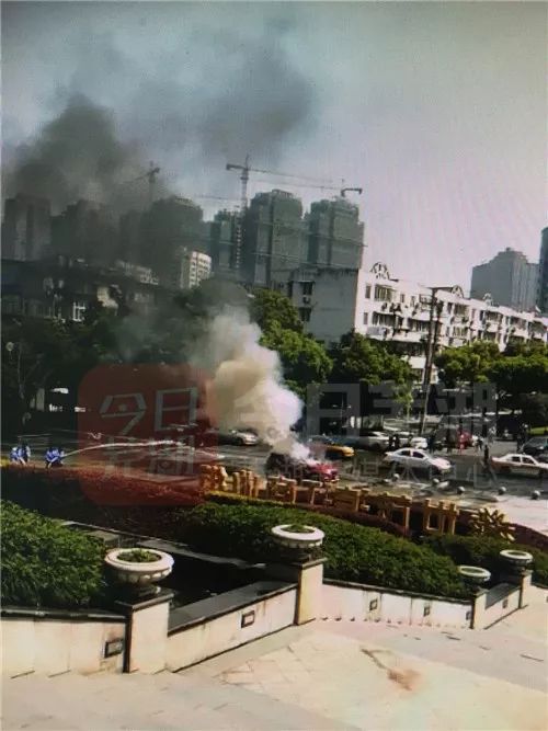 刚刚芜湖一辆路虎车在街头起火燃烧车内两人被烧身亡