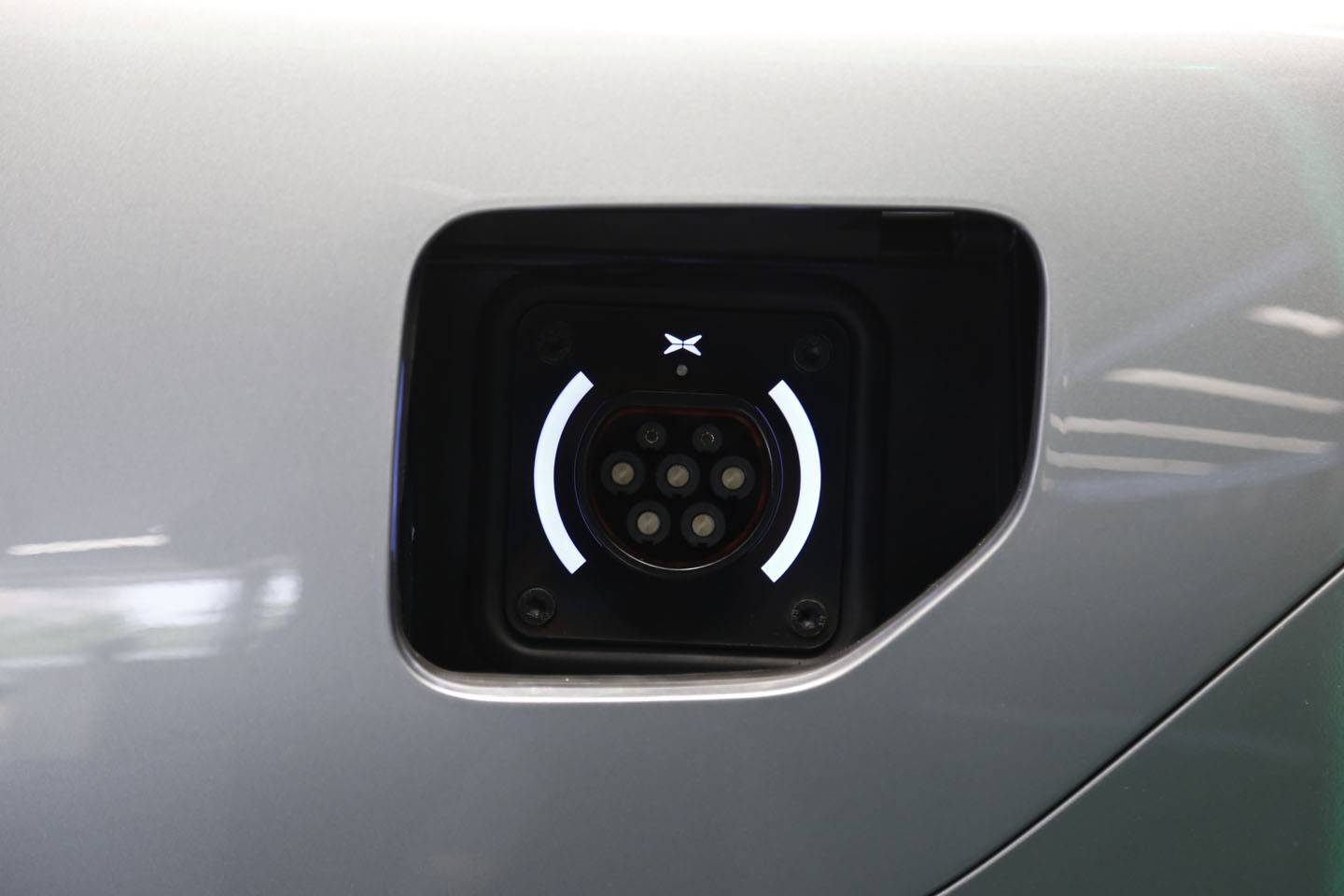 小鹏p7的左右两个充电口都是采用电动盖板的设计方式,可以用钥匙和车