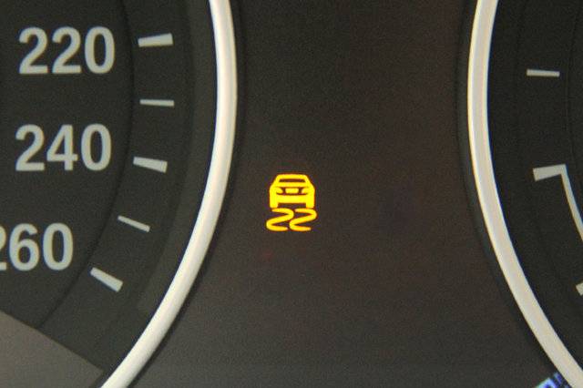 汽车防滑标志亮着如何消除