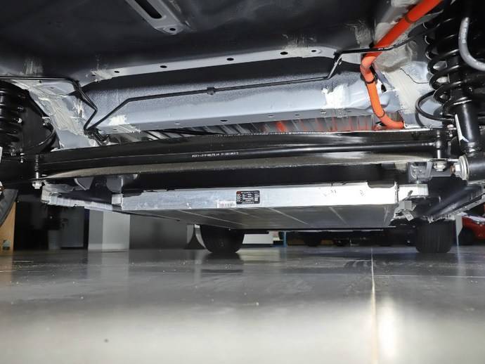 底盘上,比亚迪e2采用前麦弗逊式独立悬挂 后扭力梁式非独立悬挂的组合