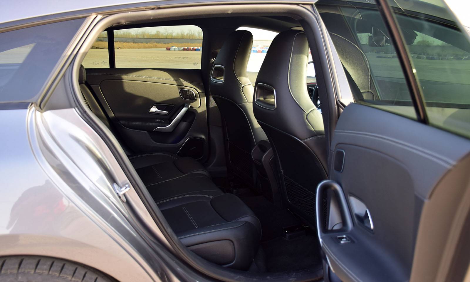 奔驰cla猎跑版内饰设计与cla普通版车型基本相同,方向盘,车机系统相比