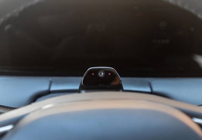 说到哪吒u pro,就不得不先提一下它身上的黑科技——"透明a柱",目前在