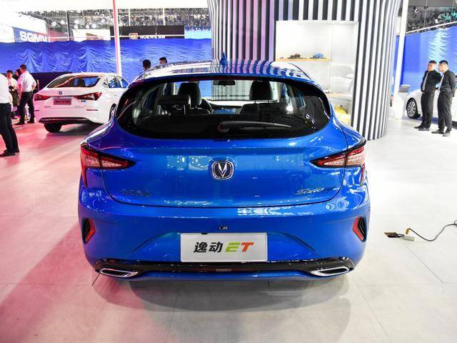 新车已到店!再过2天,国内首款两厢掀背车正式上市