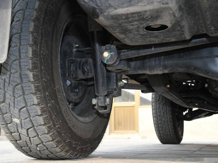 升级后的2019款bj 212的前桥换装了由螺旋弹簧 双控制臂 液力减振器