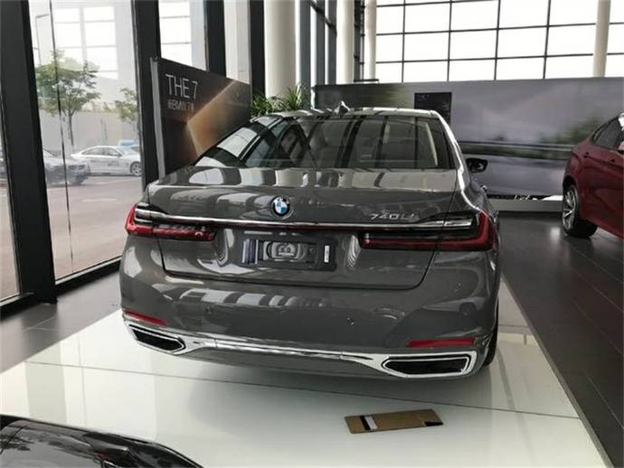 boss喜提宝马740li行政版5米2的长度也是宽敞了