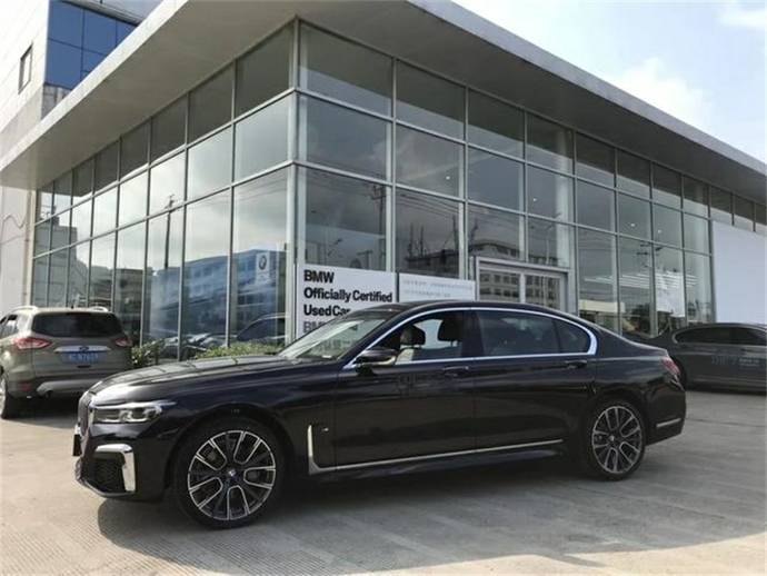 boss喜提宝马740li行政版5米2的长度也是宽敞了