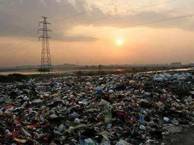 虽然现在采用的是三元锂电池,这类电池对环境污染相对较小,但是一旦