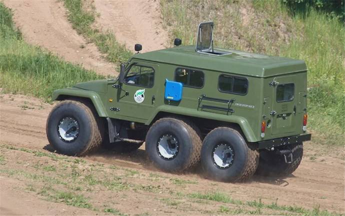 六轮越野猛兽一出奔驰大g都得靠边站