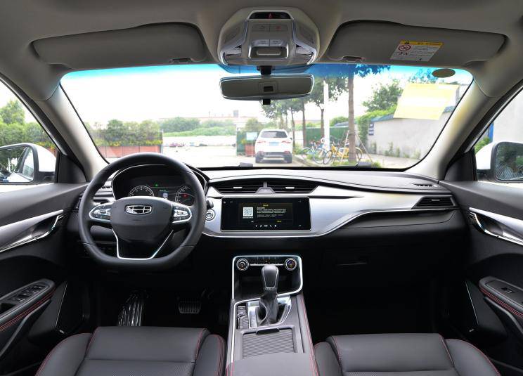 新车外观和内饰设计与现款吉利缤瑞保持一致,缤瑞的前脸采用了家族式