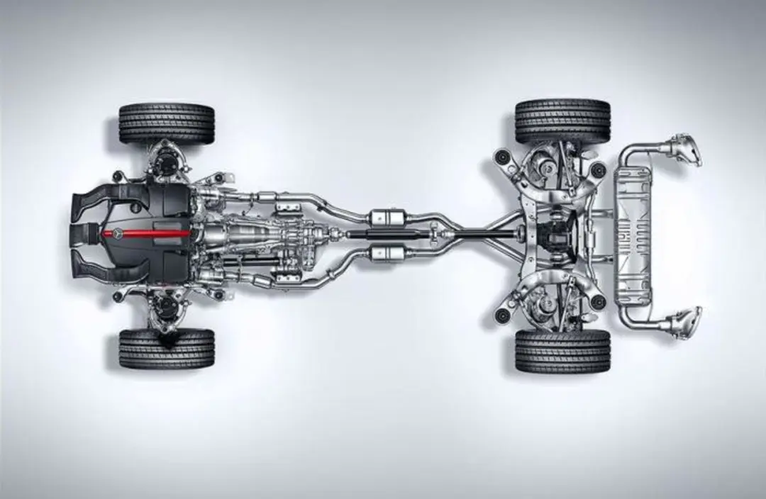 那么这个中央空间是做什么用的呢?通常如果是纵置发动机的话,这一部分