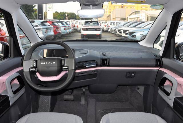 新宝骏e300的整车内饰设计较为简洁,内部运用大量几何元素进行装饰