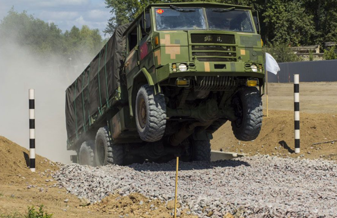 陕汽sx2150定位于重型越野军车,与解放ca30a相同都采用了6x6的驱动