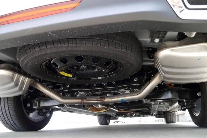 gm8在悬架结构上占有优势加上整体底盘调教以舒适取向为主,造就了gm8