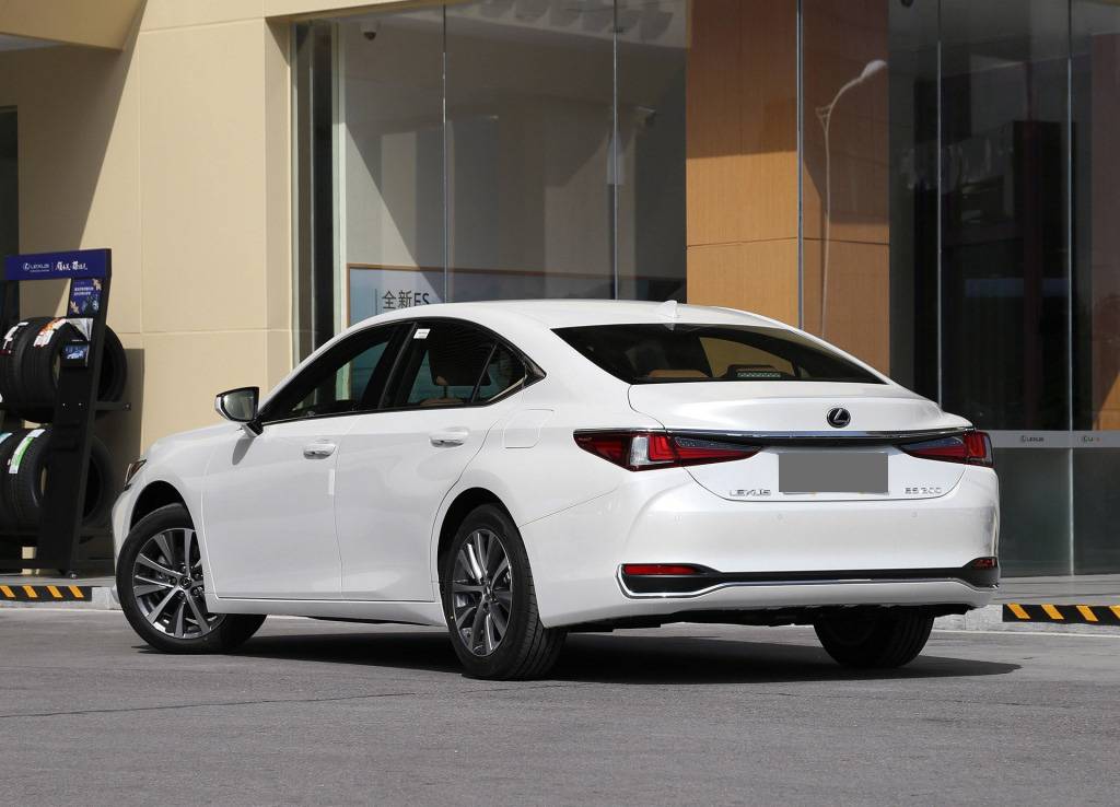 日系高端豪华汽车,雷克萨斯es颜值在线,品质却令人堪忧?-有车以后