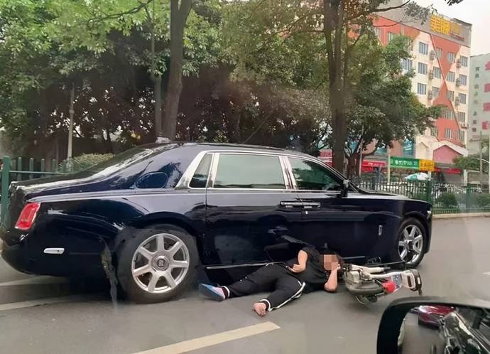 单单从行为看,这位小伙确实有碰瓷的嫌疑,但它又不符合碰瓷逻辑,碰瓷