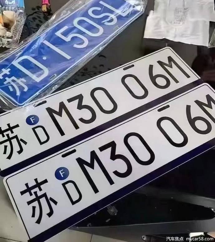 新款白底黑字车牌上路了网友帅得不得了
