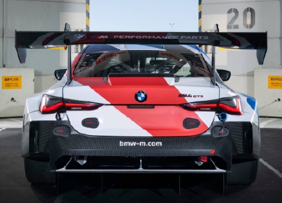 全新宝马m4gt3夸张尾翼颜值拉满