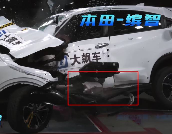 吉利缤越对撞本田缤智缤越很结实缤智a柱撞弯车身变形