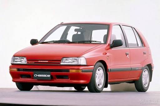1986年,我国从日本引入首台三缸机车型——夏利,一代国民车的传奇伴随