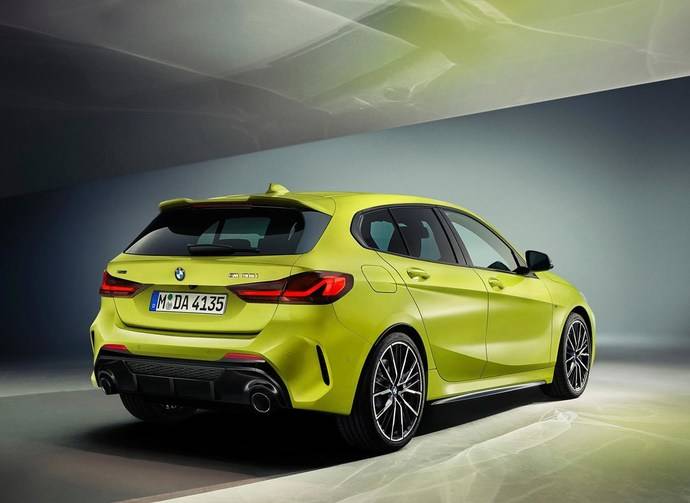 钢炮王!宝马发布新款m135i xdrive官图,高尔夫gti见了也低头