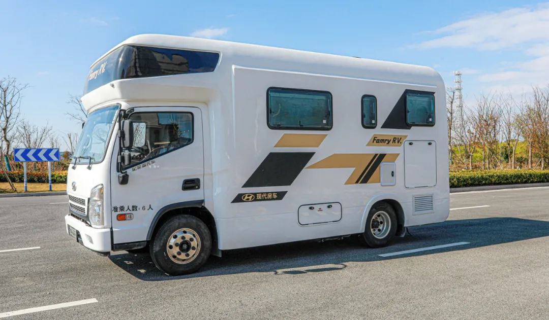 18南京房车展法美瑞现代轻卡底盘房车首发售价3898w