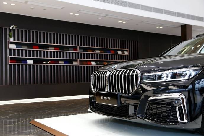 探店成都龙泉中宝宝马4s店近距离感受bmw纯粹驾驶乐趣