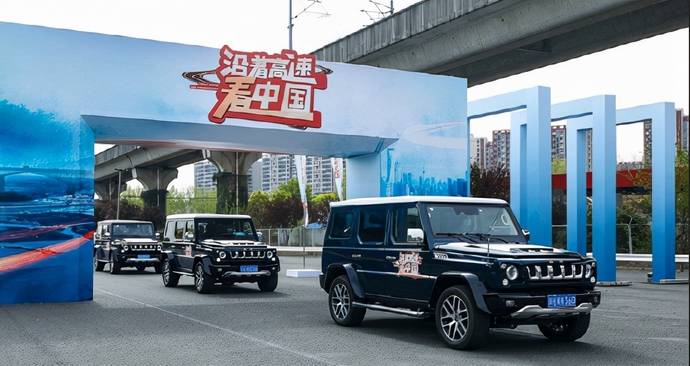 車bj212,到參加達喀爾的bj40,再到建黨百年慶典上擔綱禮炮牽引車的