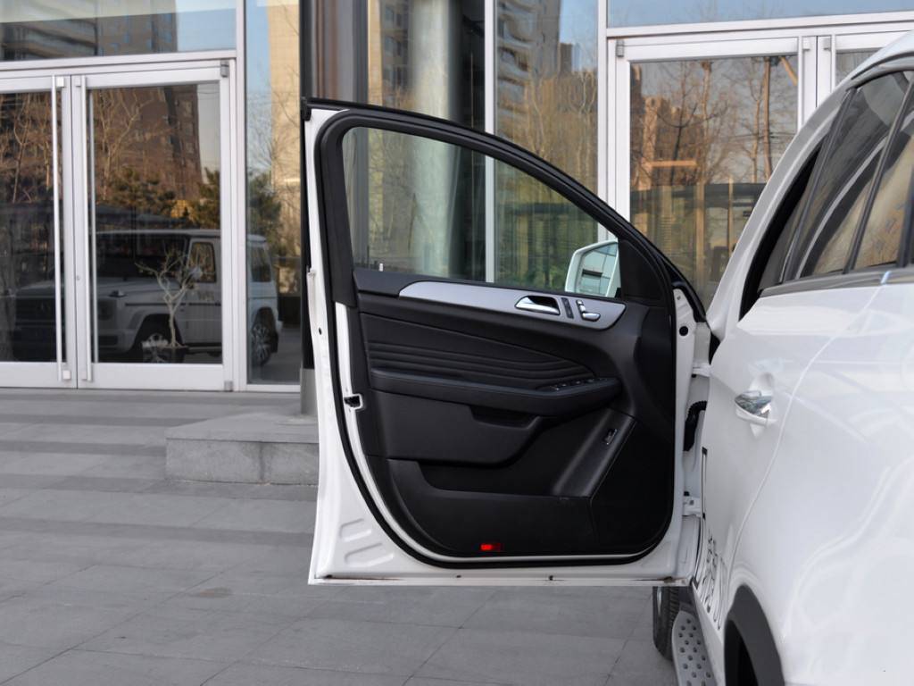 美国一男子被奔驰gle车型的电吸门挤断手指,奔驰要不要赔偿?