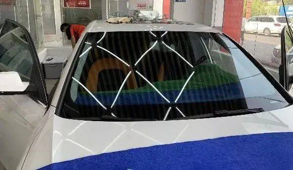 吸收到玻璃上,通过空气对流散热,同时也有少部分辐射直接被反射到车外