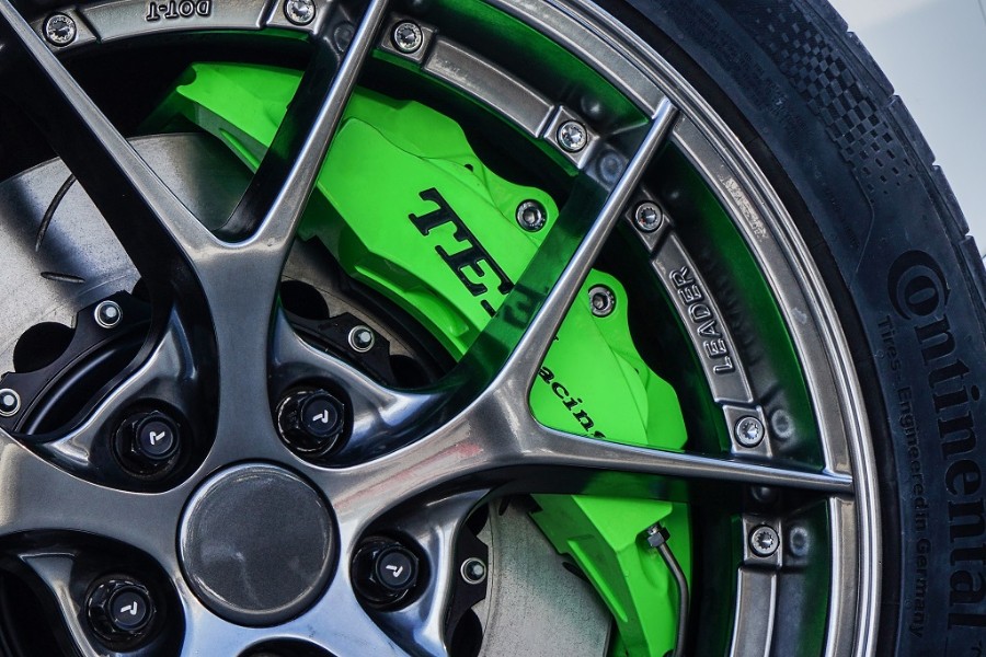 搭配345x28mm打孔纹分体盘;前轮升级套装:p60es绿色大六活塞卡钳,搭配