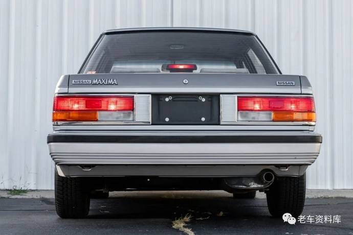 一辆1986年版的尼桑蓝鸟王