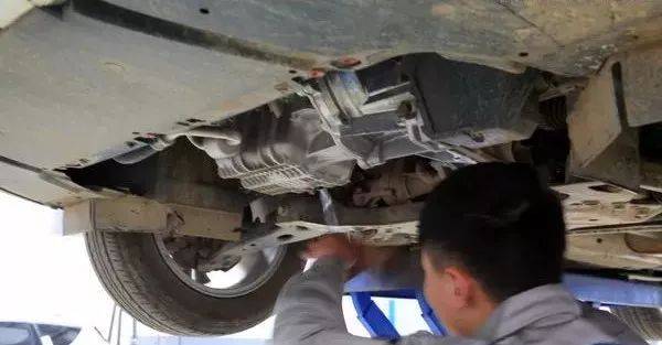 因为这个疏忽汽修店举升机砸死了一名车主