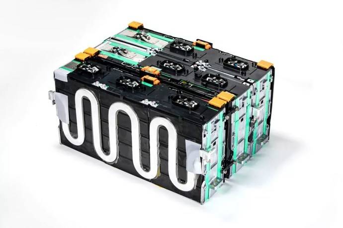 比亚迪高性能动力电池采用轻量化模组设计,重量比常规化设计模组重量