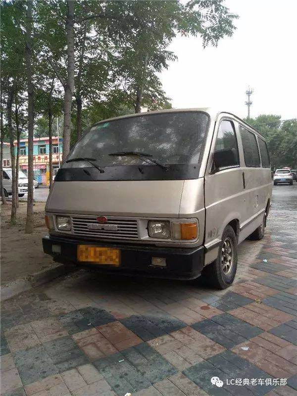 偶遇了一辆上世纪九十年代由天津三峰客车有限公司制造的三峰牌面包车