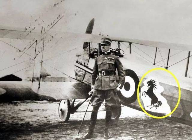 在第一次世界大战时,意大利空军弗朗切斯科·巴拉卡伯爵的战机上,就是