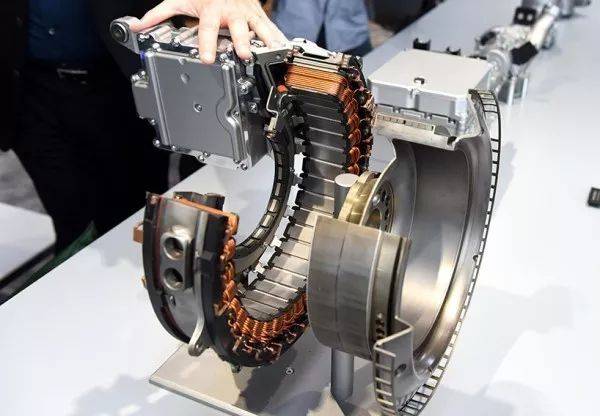 而48v系统的核心部件是:48v储能电池,48v/12v双向转换器,48v bsg电机