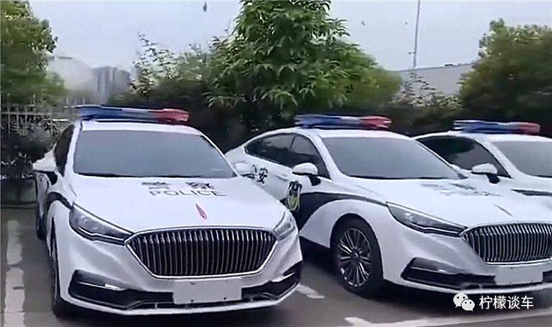 16万红旗h5警用车配警示灯引擎盖上警察2字显庄严