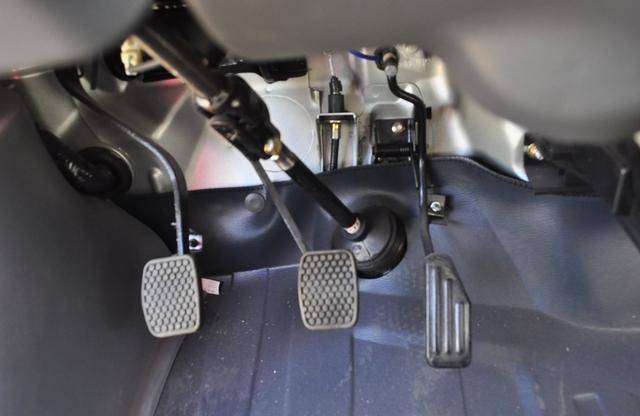 刹车和离合到底能不能一起踩?驾校教的到底对不对?