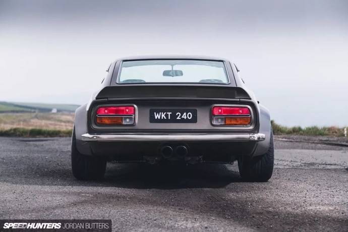 后视镜和排气尾喉是显而易见的,但是保险杠进气口和尾灯装饰件也是由