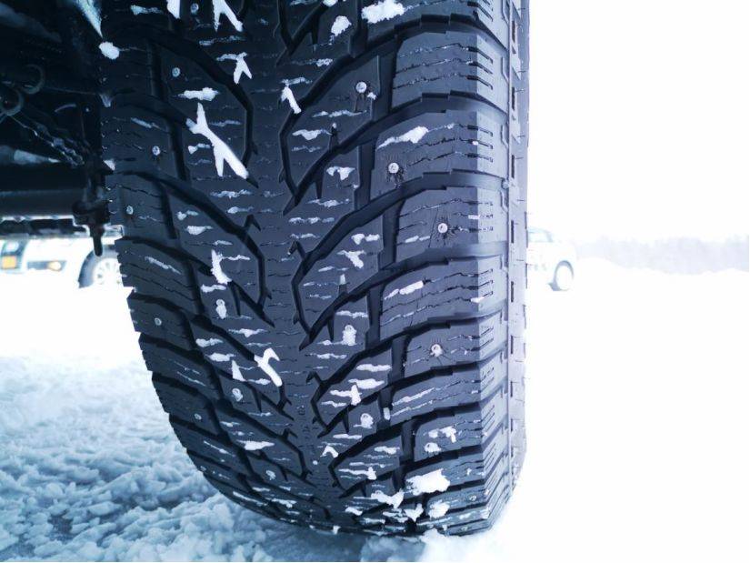轮胎和相关的律师发现,中国并没有法律或者法规规定不能使用镶钉雪地