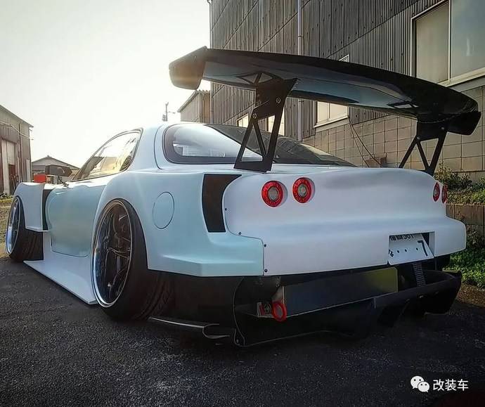 土豪金rx7低趴竞技风格改装趴下来犹如黄金甲上身