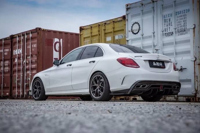 哎哟你这辆奔驰c改的不错喔艹我这是amgc63