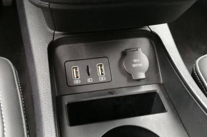 需要注意的是,比亚迪e2不仅配有2个usb接口,还有一个sd卡的接口,这就